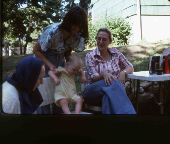 285  July    1976 mom chris jimmy bern 285