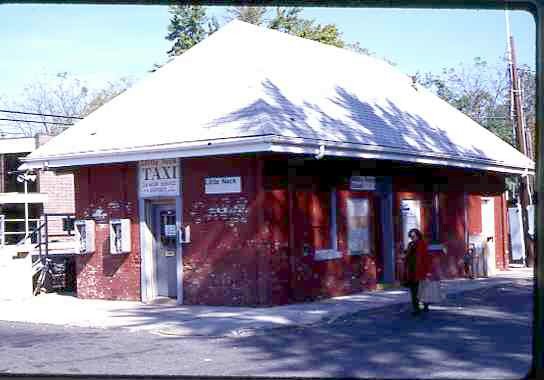 Little_Neck_train_station009