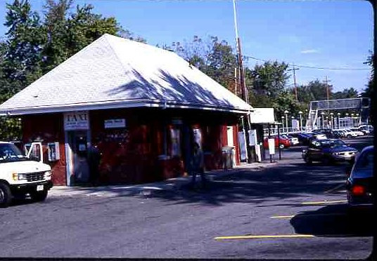 Little_Neck_train_station_2t_house012