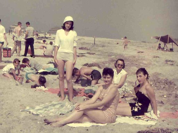 031_Bern_Lois_Linda_Mom_Greg_1957_Jones_Beach031