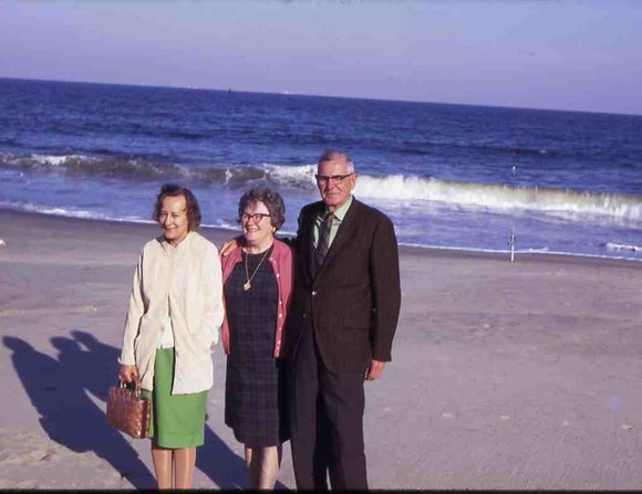 051_Mom_Who_1970051