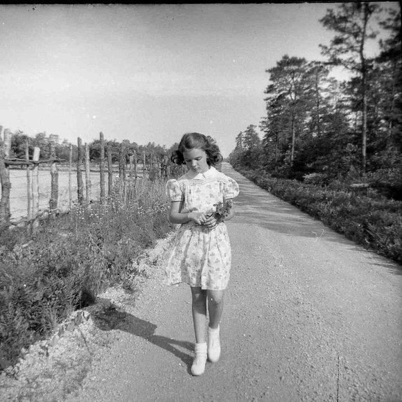 003_Mary_Molnar_Carr_on_the_farm003
