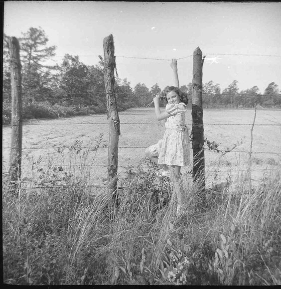 004_Mary_Molnar_Carr_on_the_farm004
