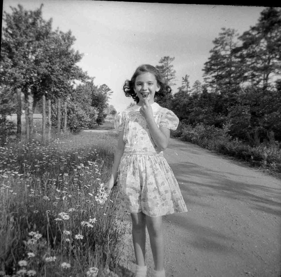 005_Mary_Molnar_Carr_on_the_farm005