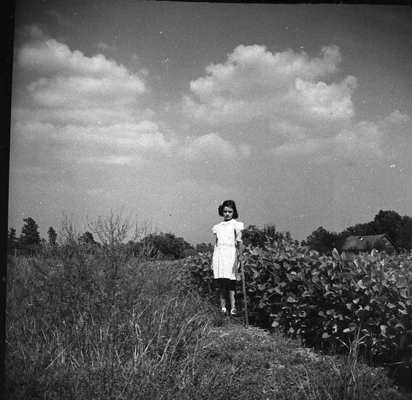 006_Mary_Molnar_Carr_on_the_farm006
