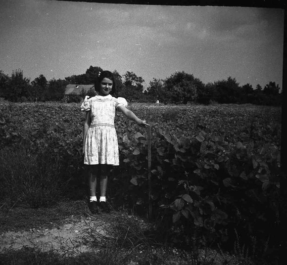 007_Mary_Molnar_Carr_on_the_farm007